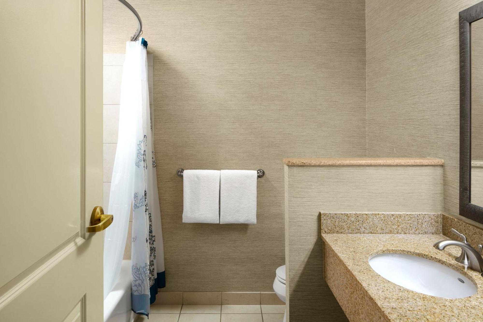Zimmer mit Kingsize-Bett und angepasster Badewanne, barrierefrei